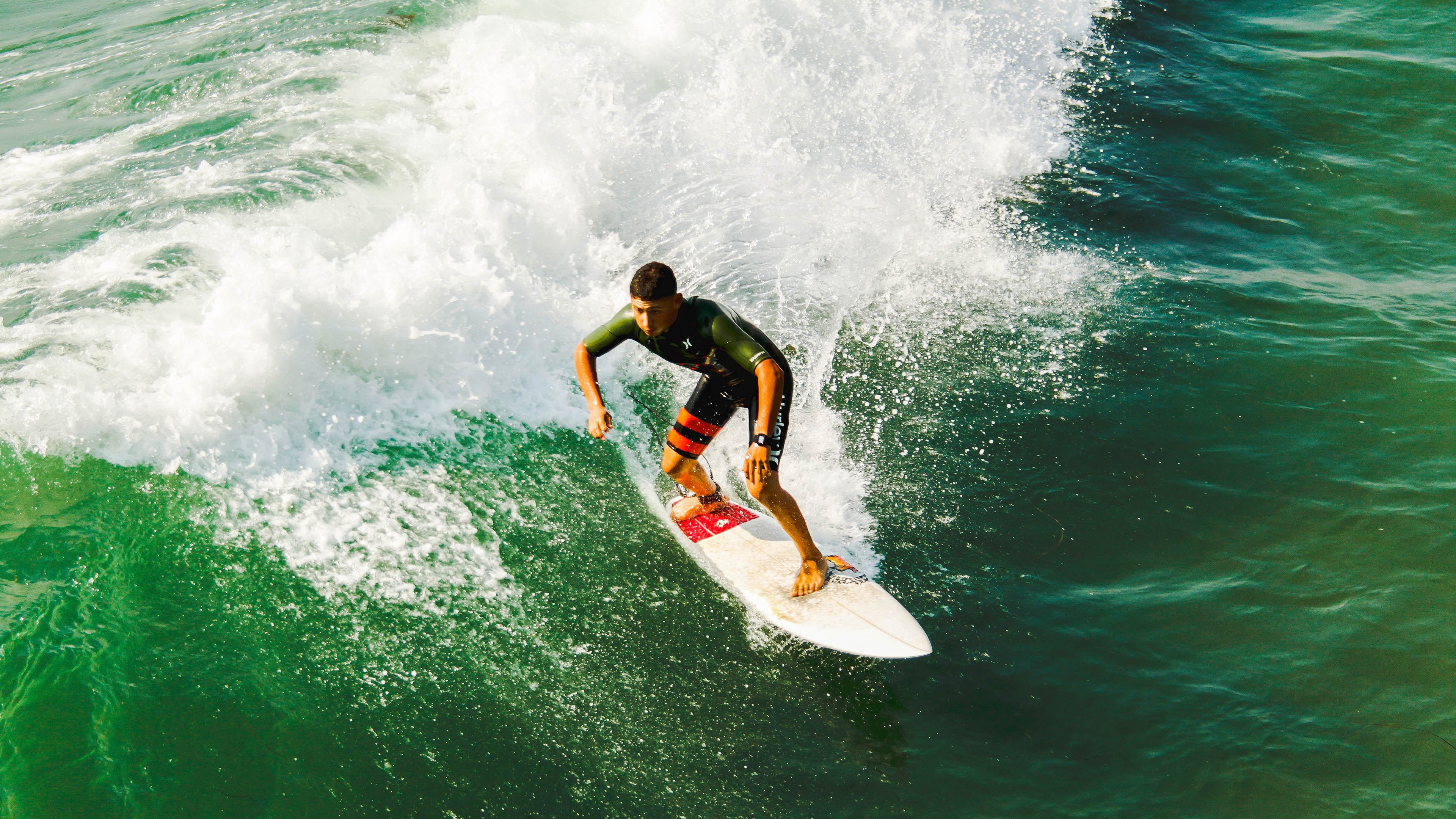 实力强劲的球队略施小技,攻势滔滔红